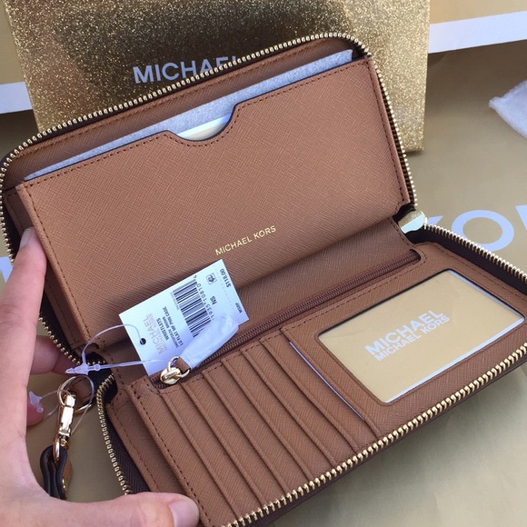 Michael Kors Handbags - 🌹🌟LAst #1🌹Michael Kors Giftables Wallet Brown🌹